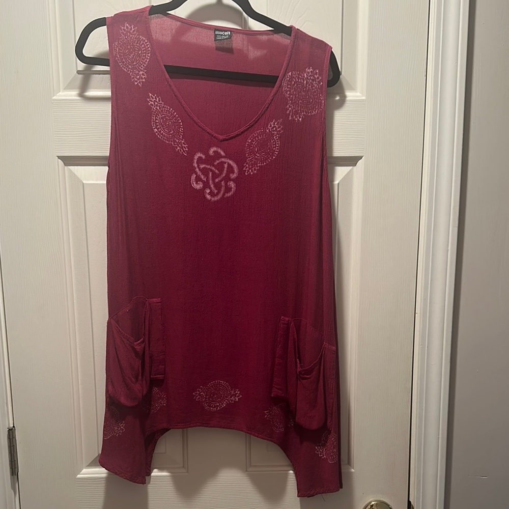 EUC Women's Sleeveless Burgundy & White Hi-Lo Top L